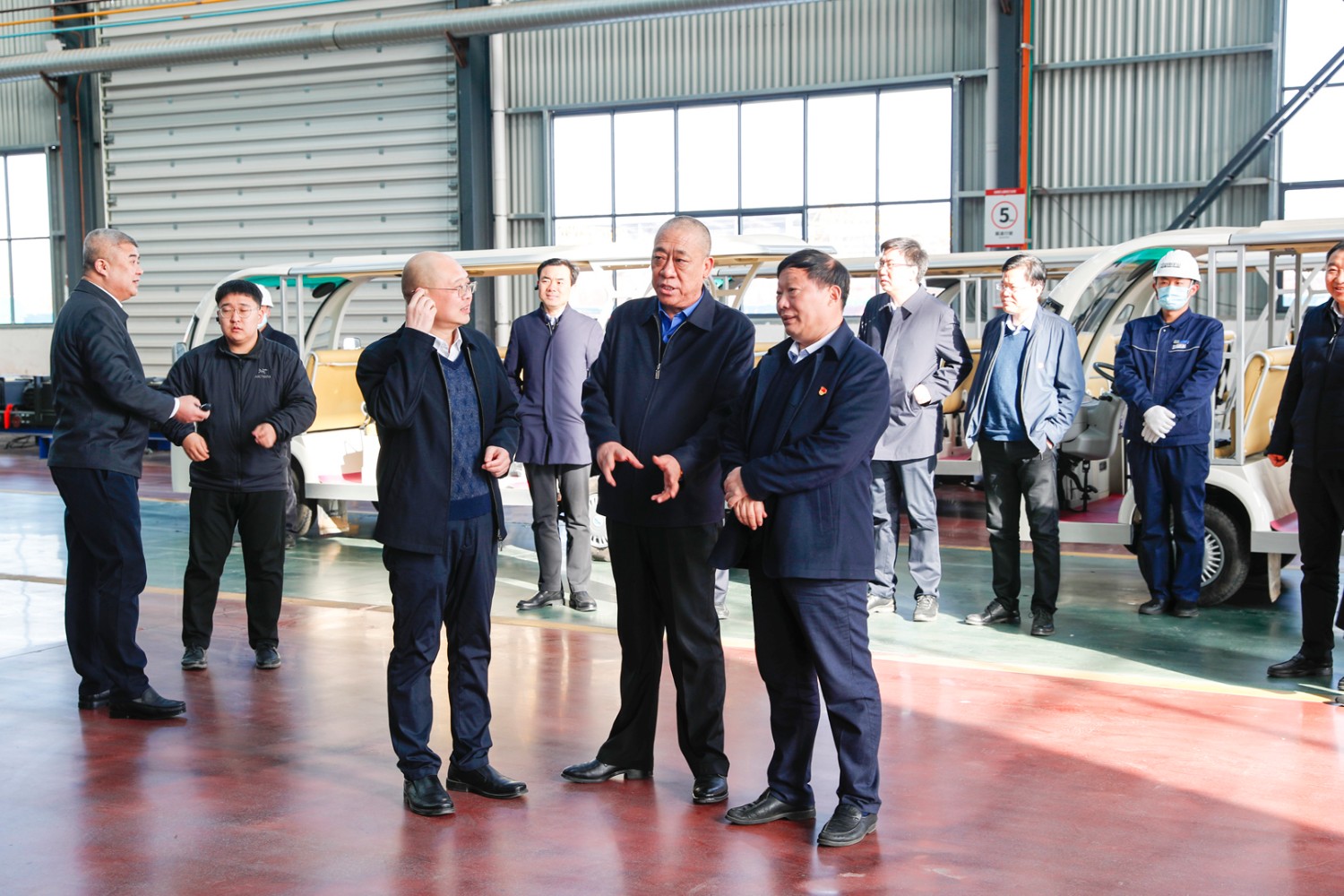 新鄉(xiāng)市長王登喜率重點項目觀摩組蒞臨公司智能產(chǎn)業(yè)園調(diào)研